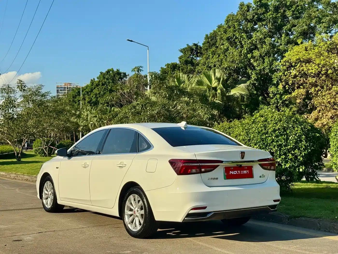 Roewe i6 New Energy 2017 45T Hybrid Connected Smart Edition — миниатюра 7