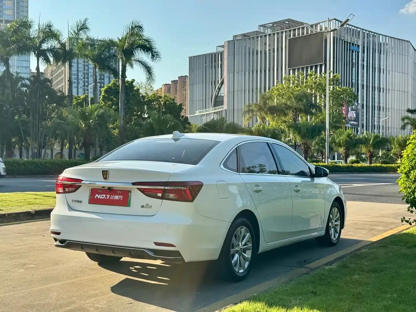 Roewe i6 New Energy 2017 45T Hybrid Connected Smart Edition — миниатюра 9