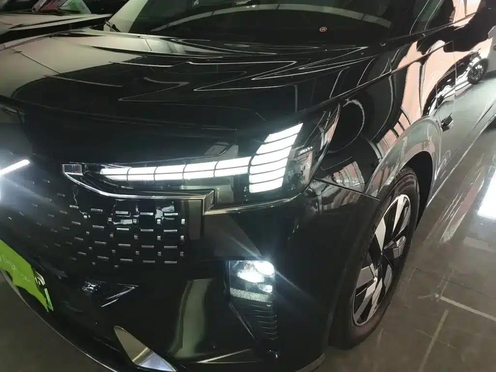 Volvo EM90 2025 Ultra 6-seater — миниатюра 18