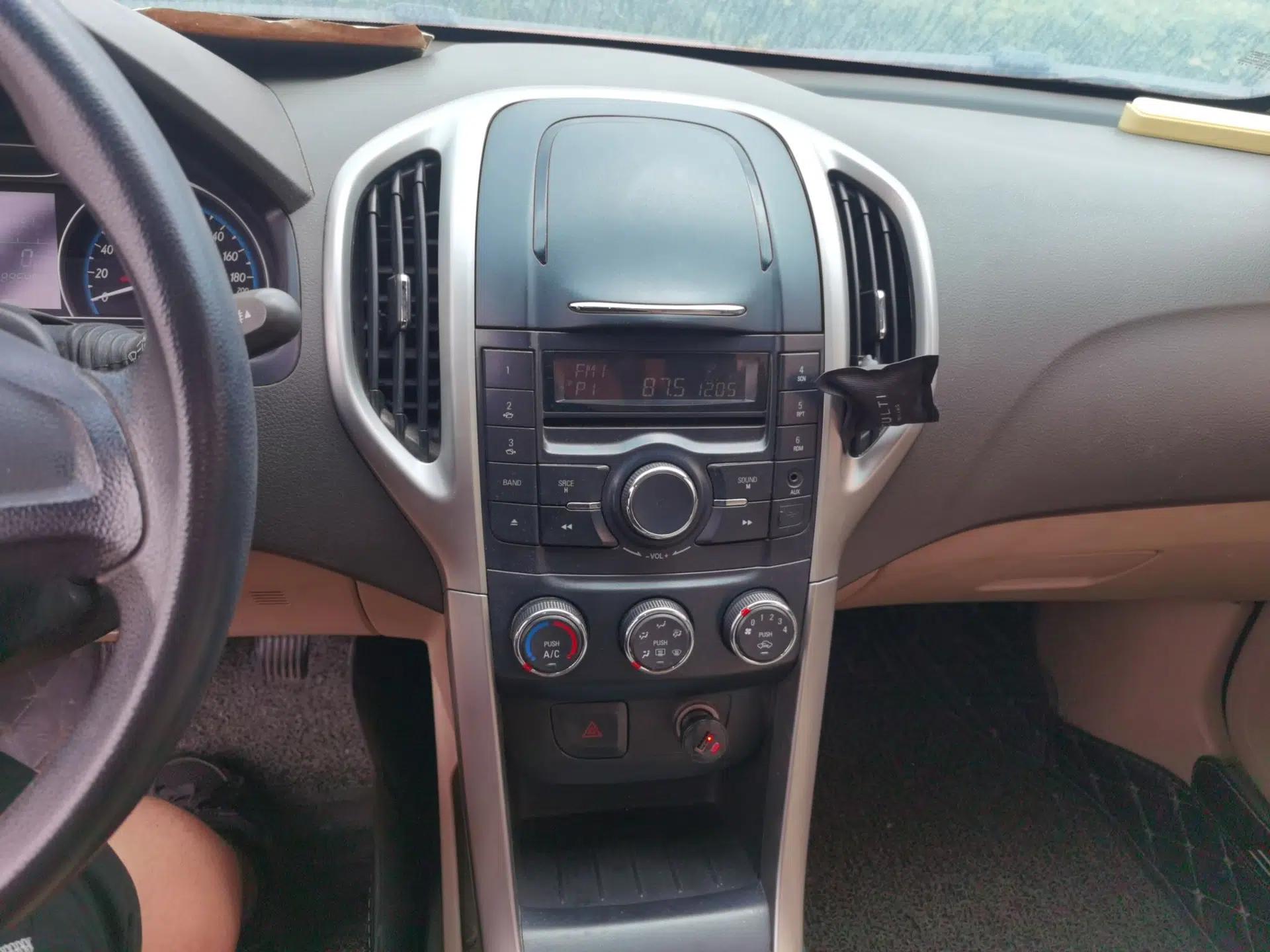 Baojun 630 2014 1.5L manual Comfort trim level — миниатюра 13