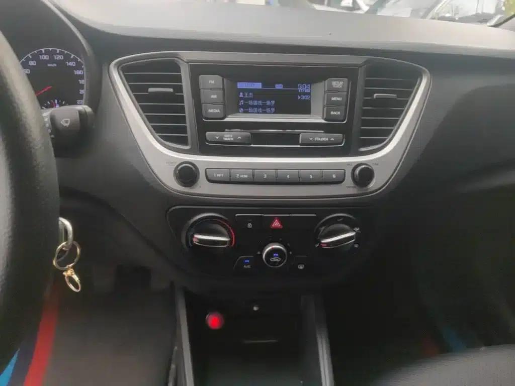 2016 Hyundai Verna 1.4L Manual GLS Cool Edition — миниатюра 13