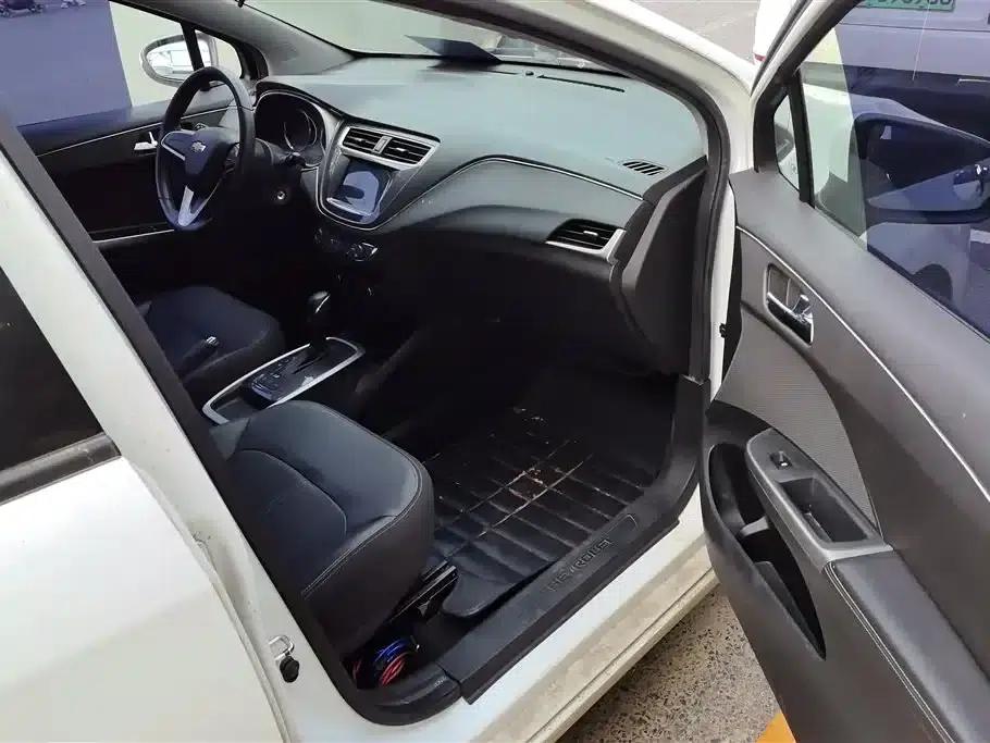 Chevrolet Aveo RV 2016 1.5L Automatic Fun Edition — миниатюра 8