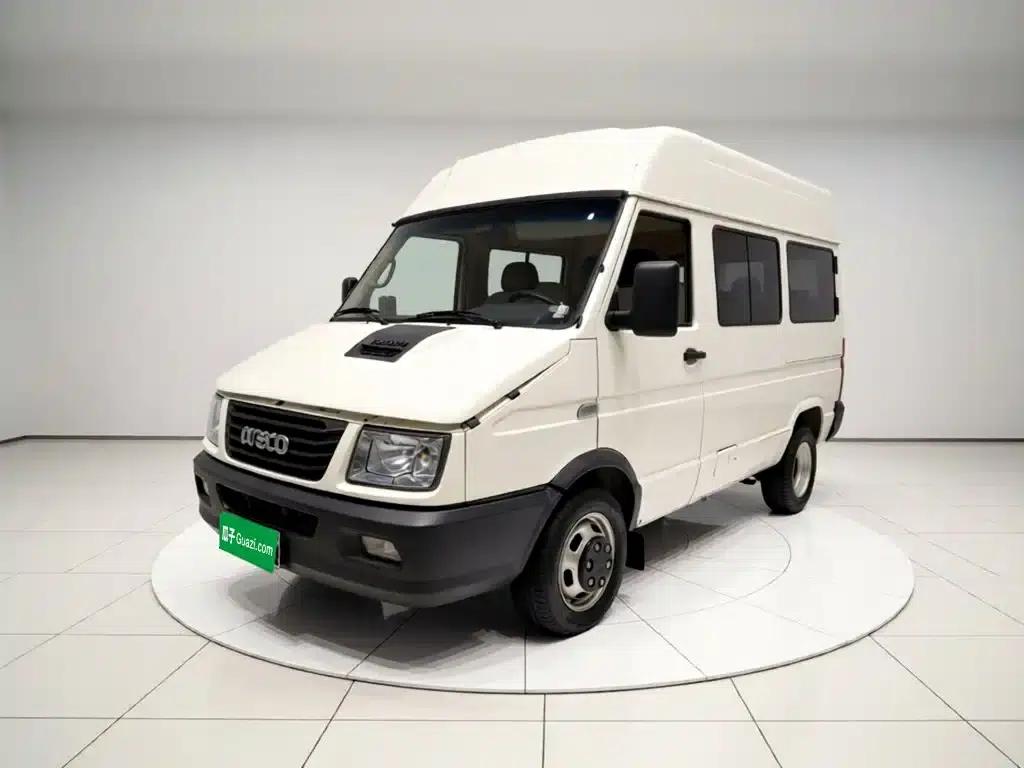 Iveco DeYi 2021 2.5T A35 M1 Bus, 5-9 Seats, Short Wheelbase, Mid-Roof, Dual Tires, Side Sliding Door — миниатюра 2
