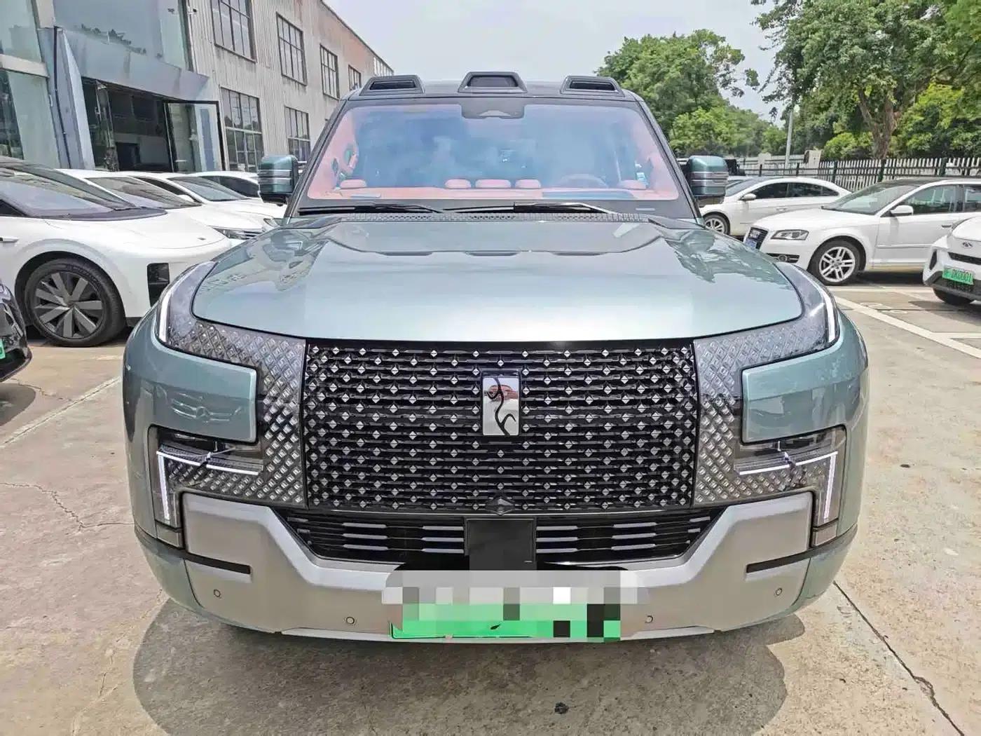 Looking up at the 2023 U8 Luxury Edition — миниатюра 1