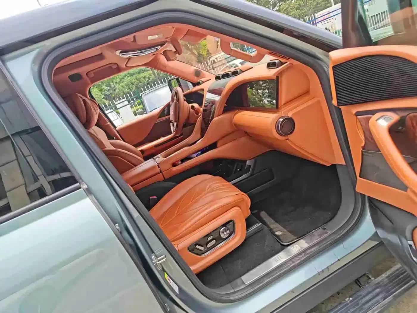 Looking up at the 2023 U8 Luxury Edition — миниатюра 2