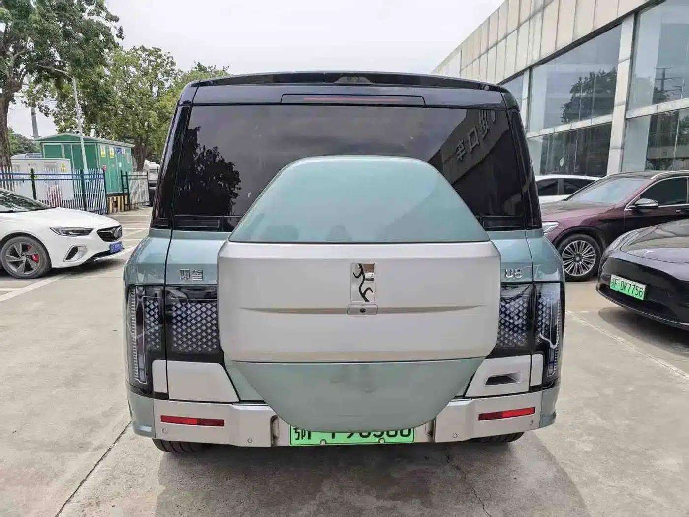 Looking up at the 2023 U8 Luxury Edition — миниатюра 3