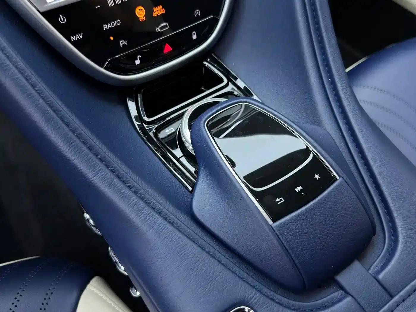 Aston Martin DB11 2019 4.0T V8 Coupe — миниатюра 17