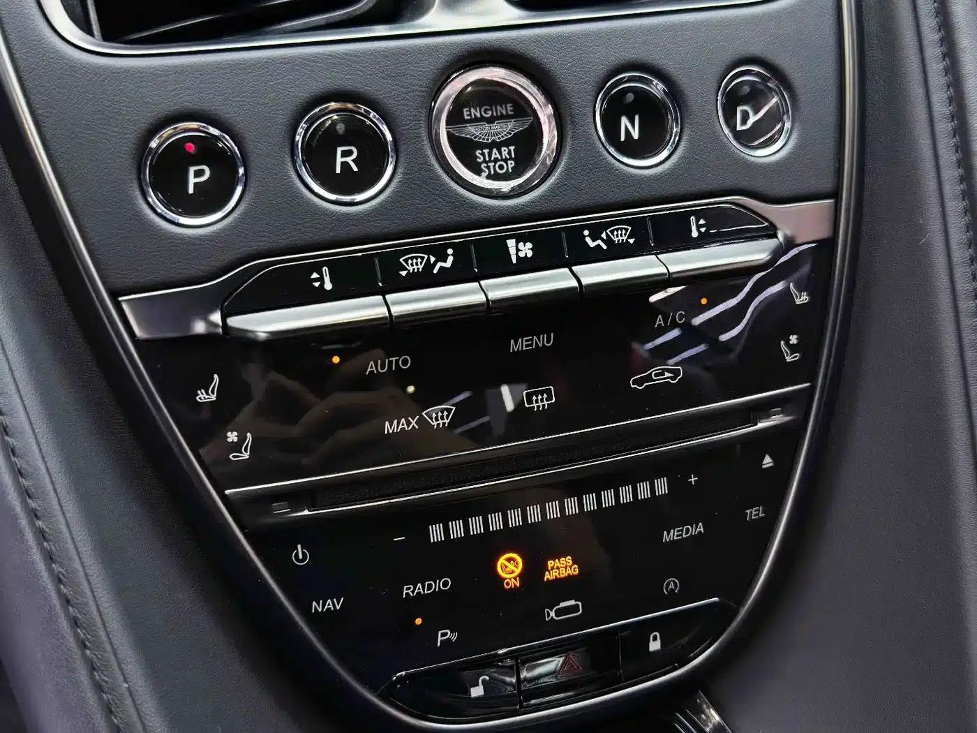 Aston Martin DB11 2022 4.0T V8 Coupe — миниатюра 22
