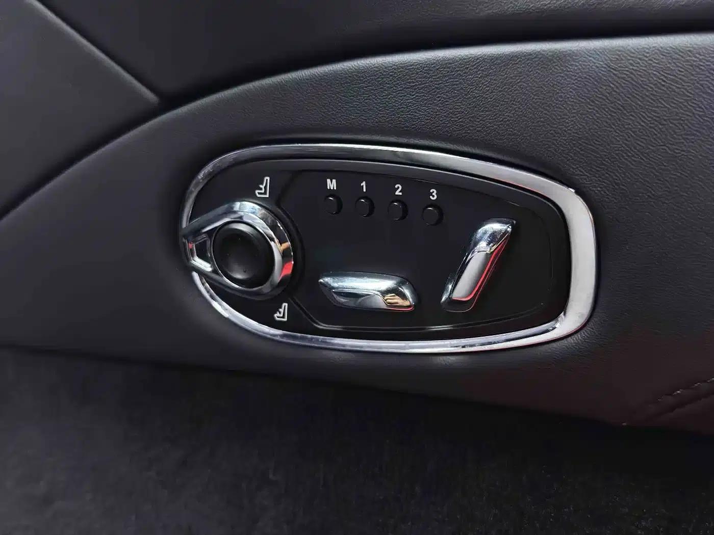 Aston Martin DB11 2022 4.0T V8 Coupe — миниатюра 24