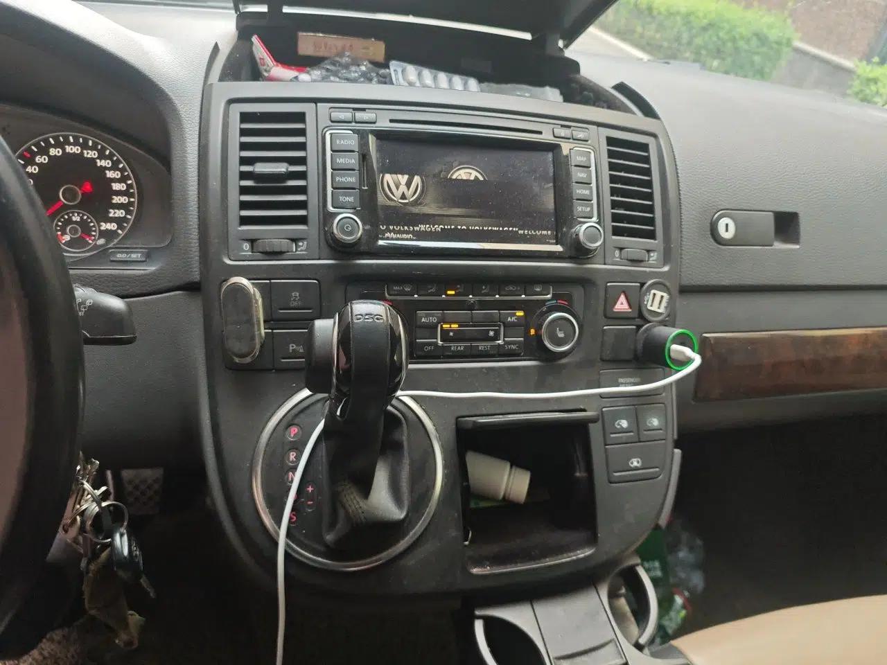 Volkswagen Multivan 2012 2.0 TSI Four-Wheel Drive Deluxe Edition — миниатюра 13