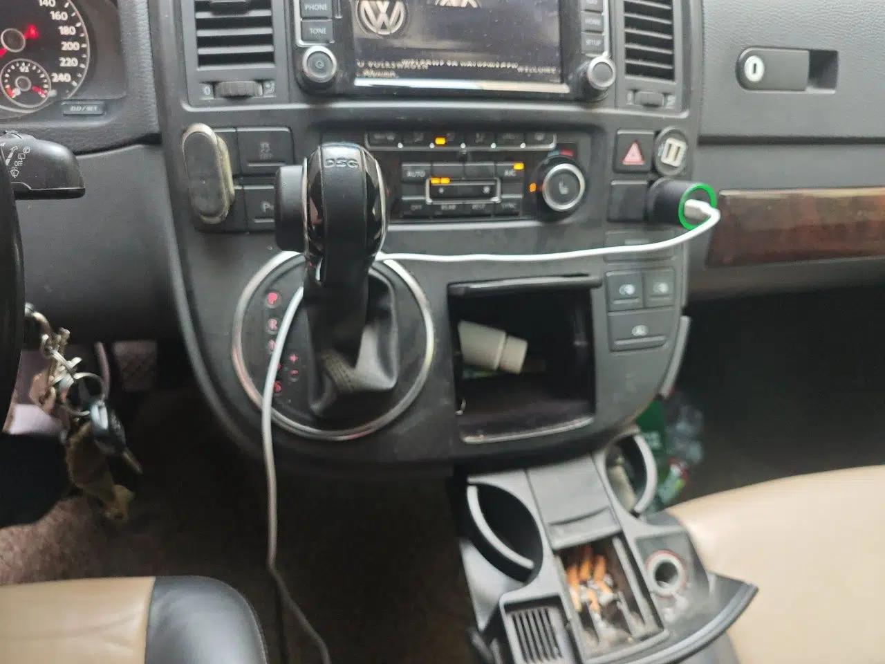 Volkswagen Multivan 2012 2.0 TSI Four-Wheel Drive Deluxe Edition — миниатюра 14