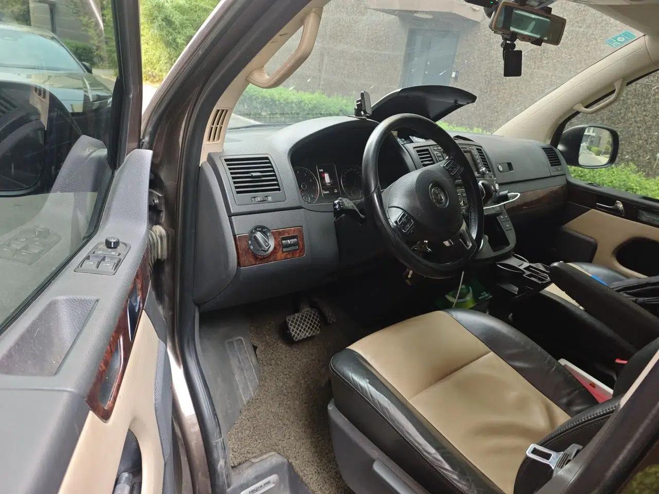 Volkswagen Multivan 2012 2.0 TSI Four-Wheel Drive Deluxe Edition — миниатюра 16