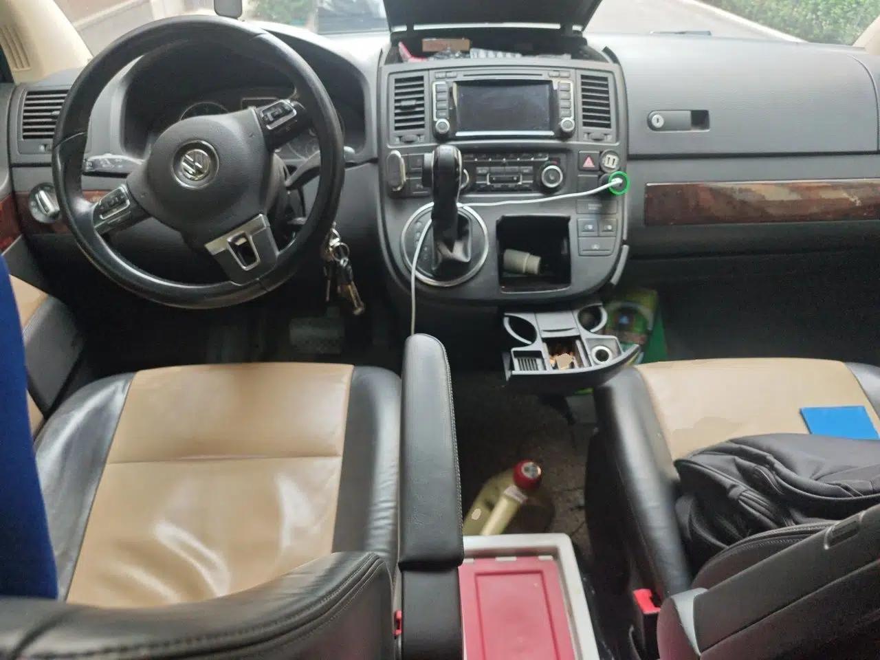Volkswagen Multivan 2012 2.0 TSI Four-Wheel Drive Deluxe Edition — миниатюра 9