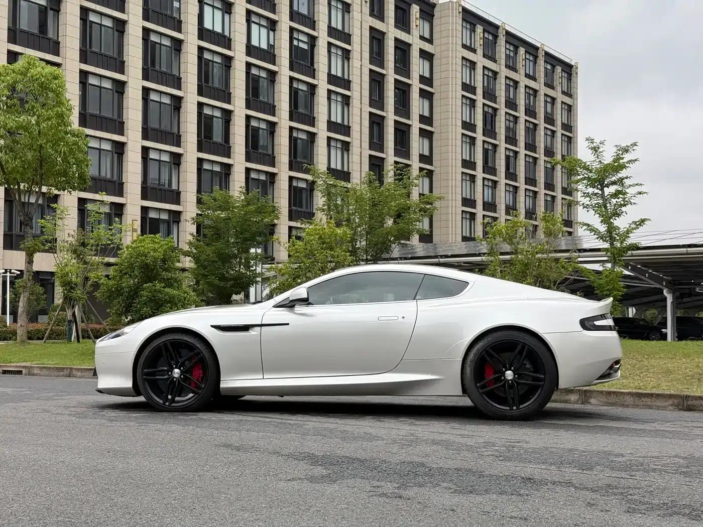Aston Martin DB9 2013 6.0L Coupe — миниатюра 3