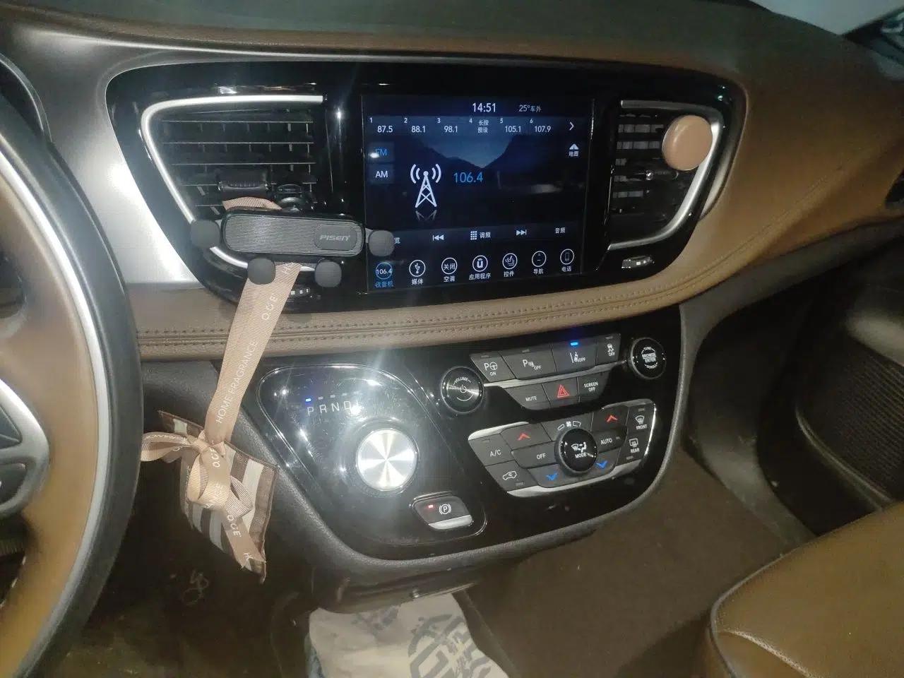 Chrysler Grand Voyager 2017 3.6L Premium Edition — миниатюра 13