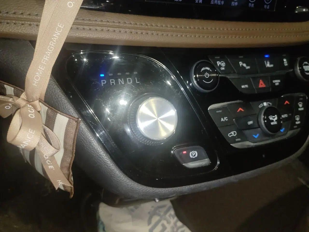 Chrysler Grand Voyager 2017 3.6L Premium Edition — миниатюра 14