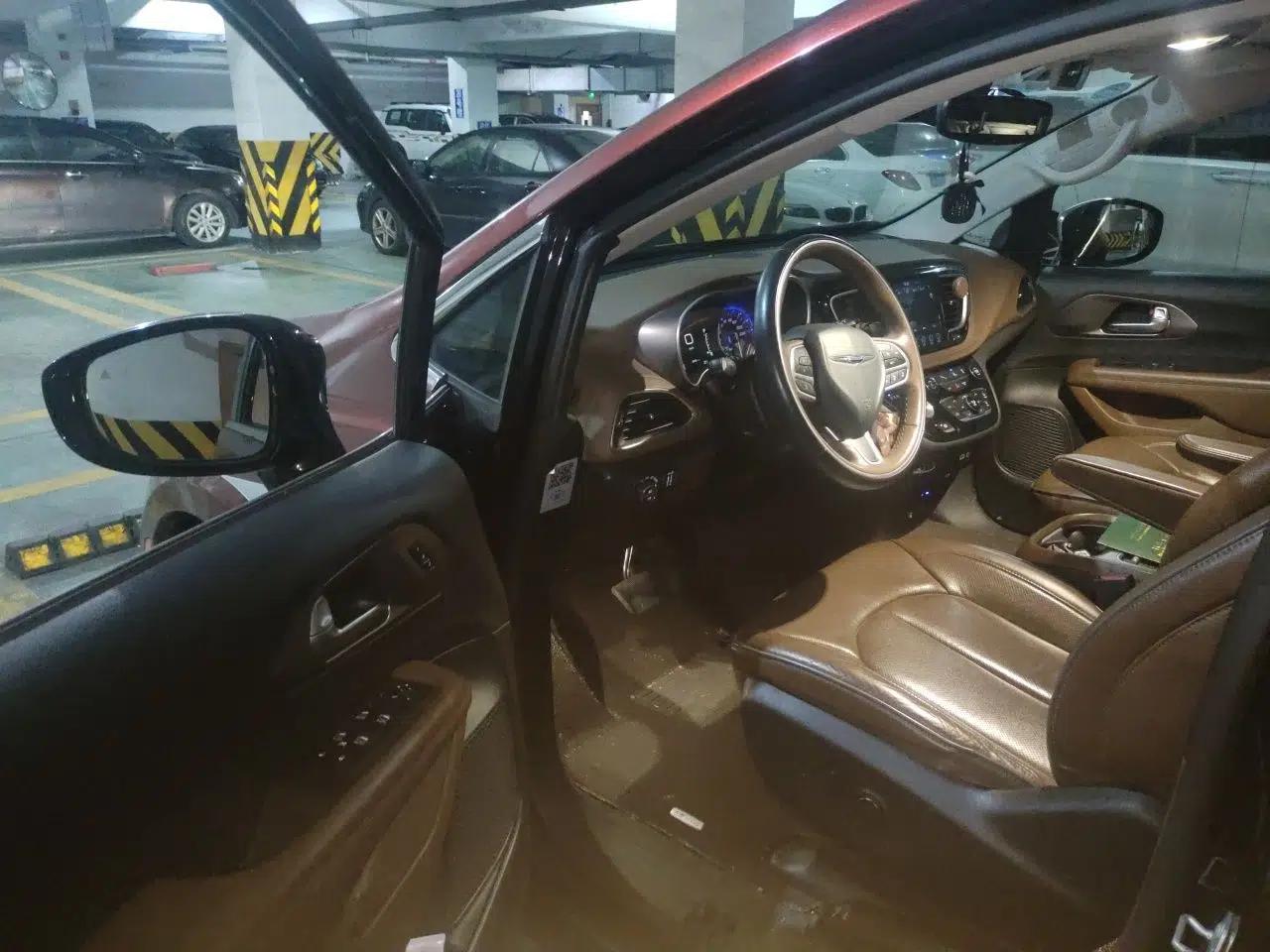 Chrysler Grand Voyager 2017 3.6L Premium Edition — миниатюра 16