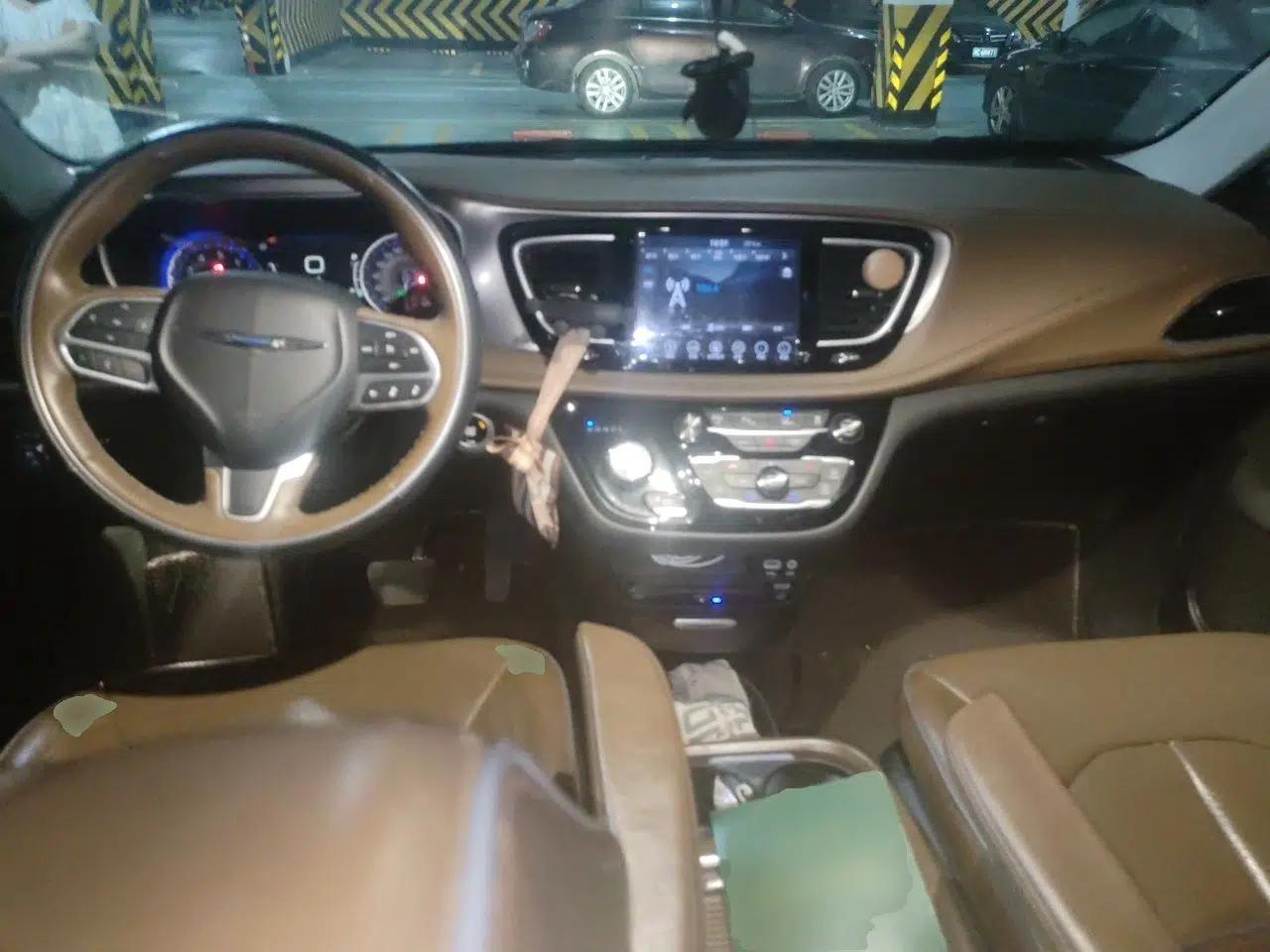 Chrysler Grand Voyager 2017 3.6L Premium Edition — миниатюра 9