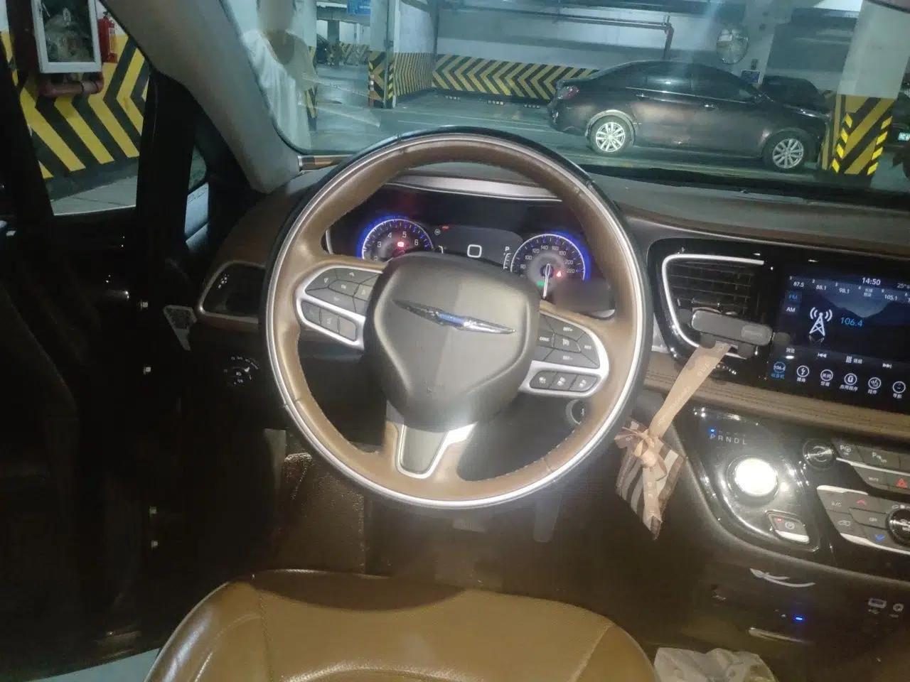 Chrysler Grand Voyager 2017 3.6L Premium Edition — миниатюра 10