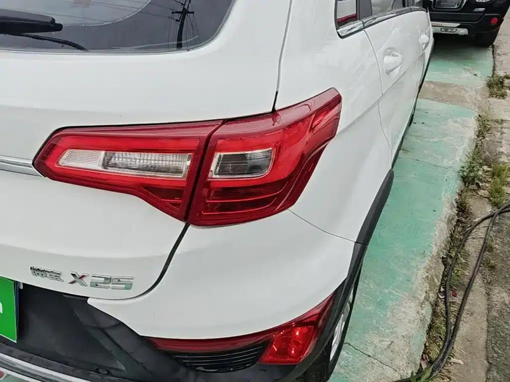 2015 Senova X25 1.5L Manual Comfort Model — миниатюра 8