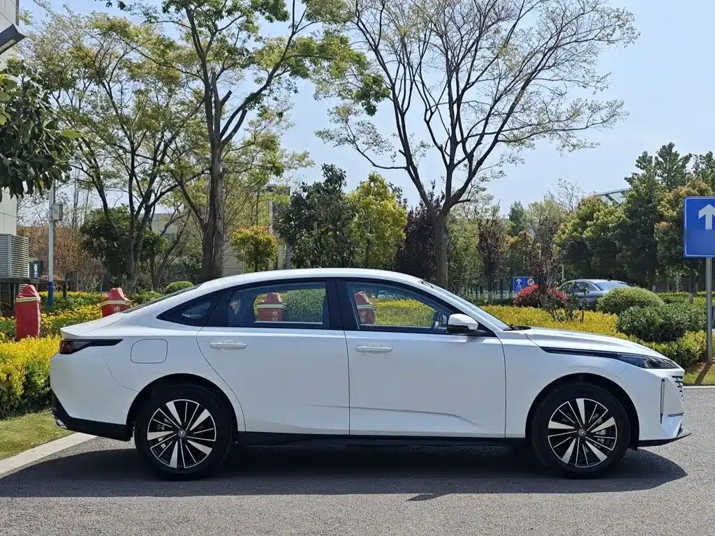 Changan Eado PHEV 2025 Smart Blue Whale 145KM High-Performance Edition — миниатюра 21