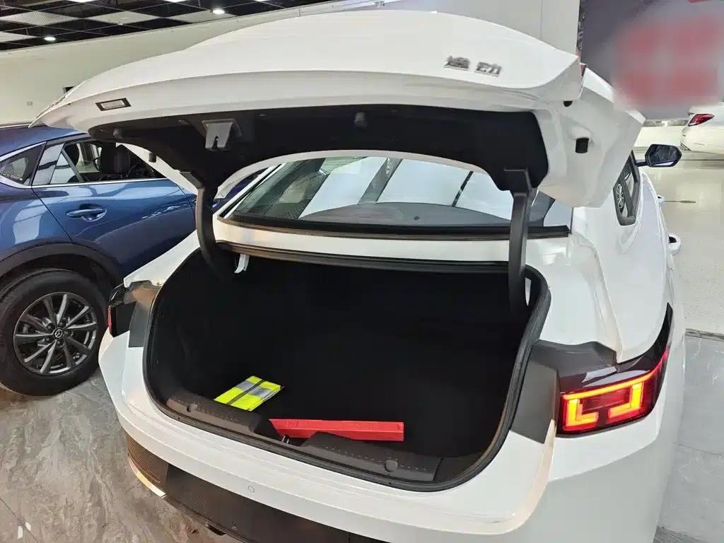 Changan Eado PHEV 2025 Smart Blue Whale 145KM High-Performance Edition — миниатюра 12