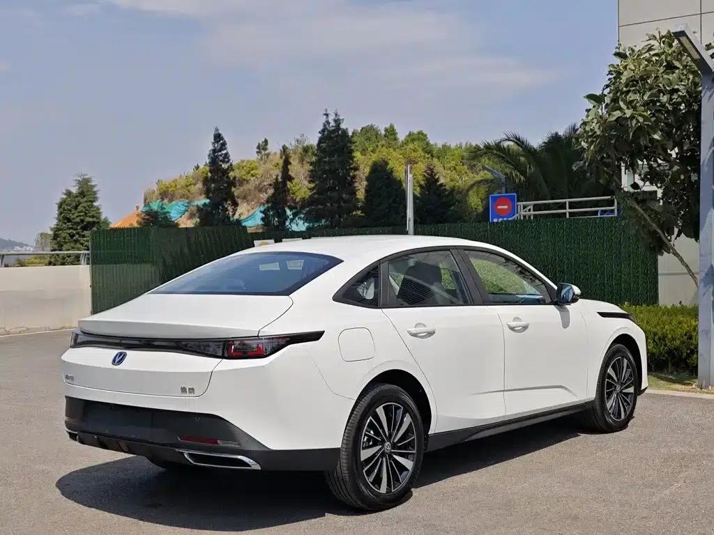 Changan Eado PHEV 2025 Smart Blue Whale 145KM High-Performance Edition — миниатюра 25