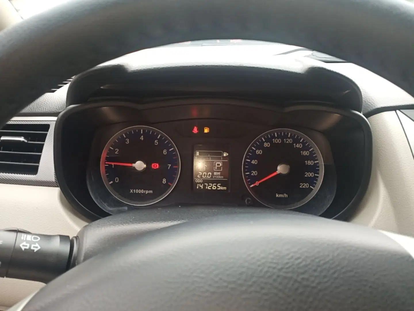 Venucia R50 2015 1.6L Automatic Luxury Edition — миниатюра 14