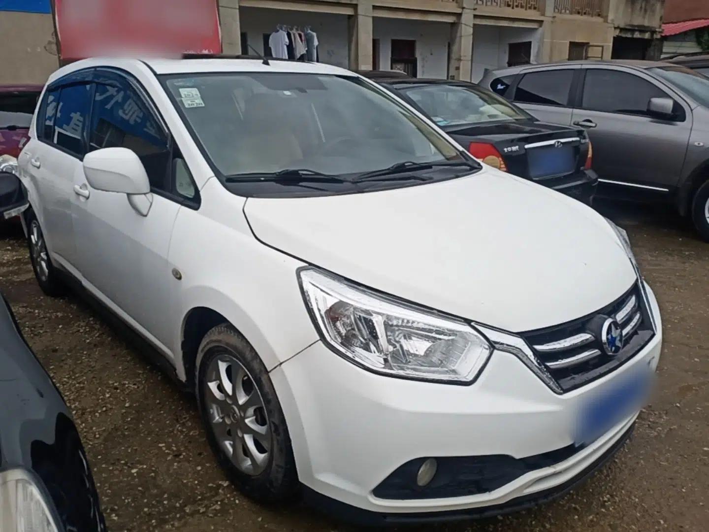 Venucia R50 2015 1.6L Automatic Luxury Edition — миниатюра 3
