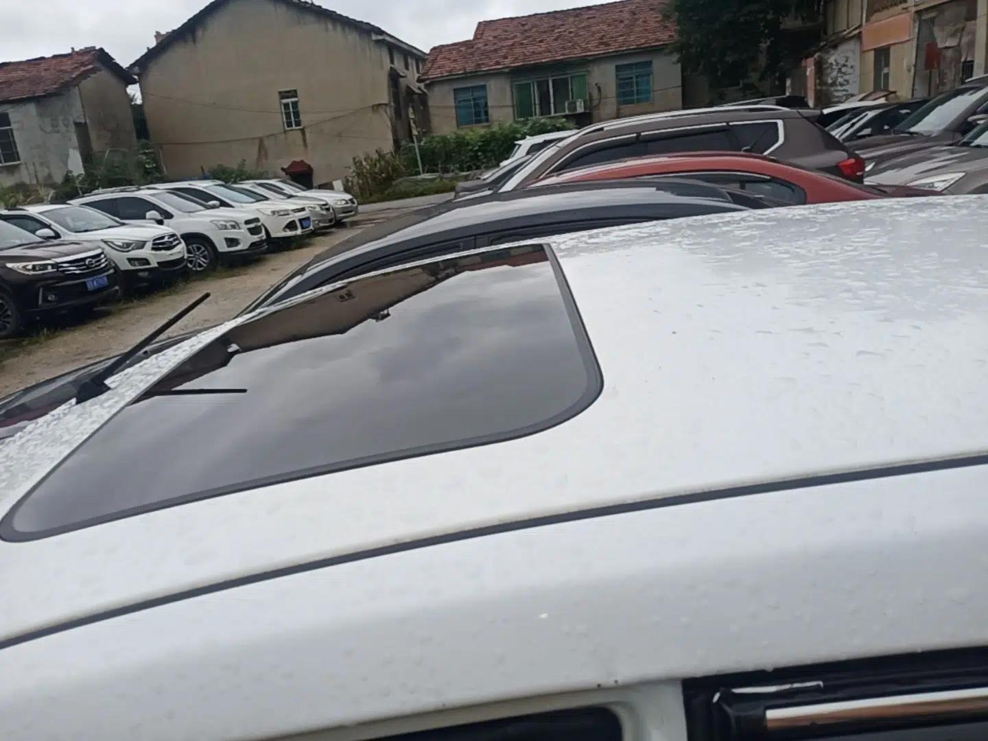 Venucia R50 2015 1.6L Automatic Luxury Edition — миниатюра 7