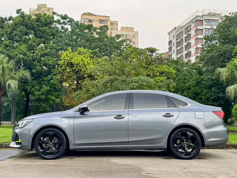 Roewe i6 MAX New Energy 2020 1.5T PHEV Sporty Cool Edition — миниатюра 12