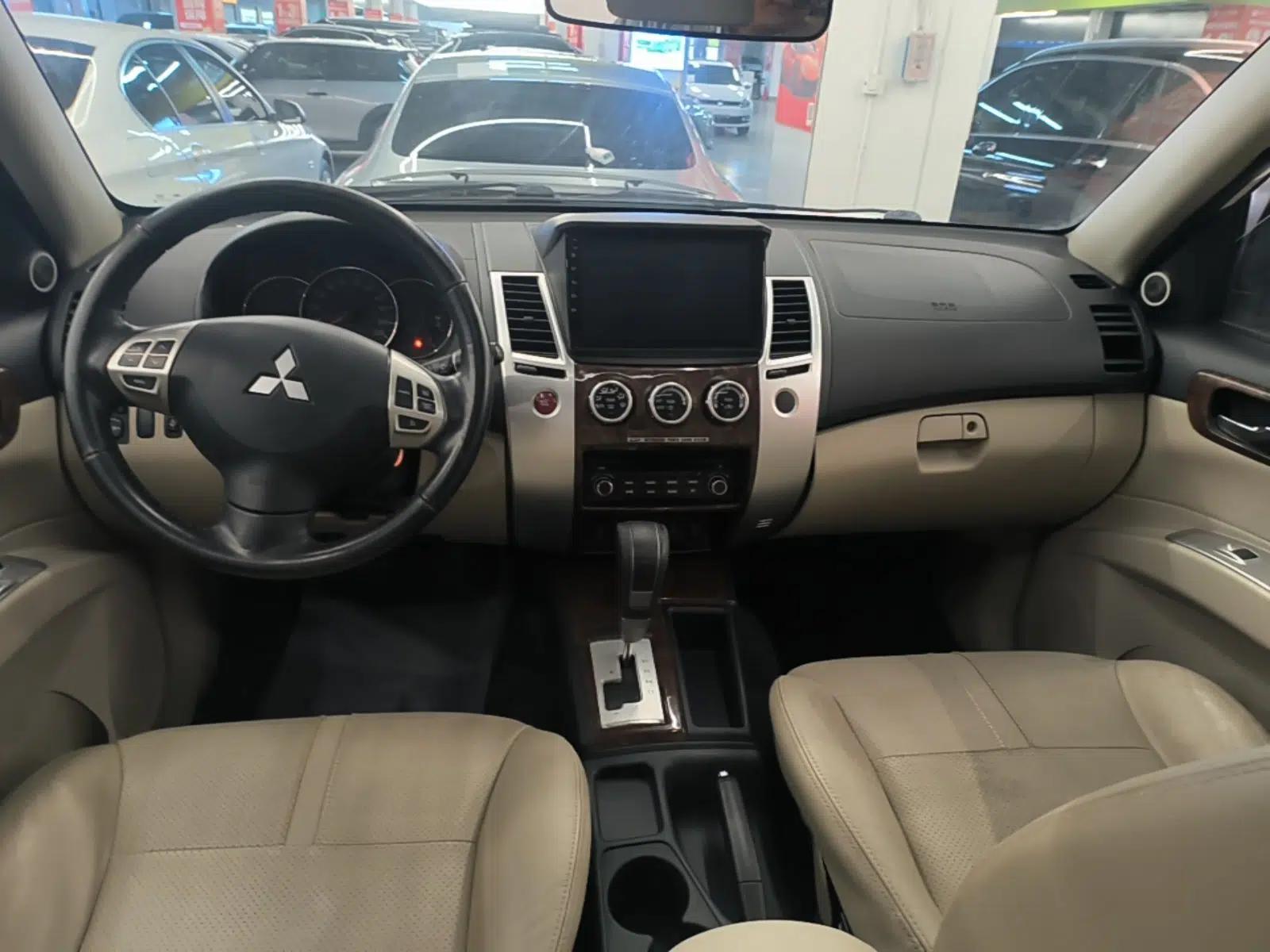 Mitsubishi Pajero Sport 2013 3.0L Automatic Two-Wheel Drive Luxury Edition — миниатюра 12