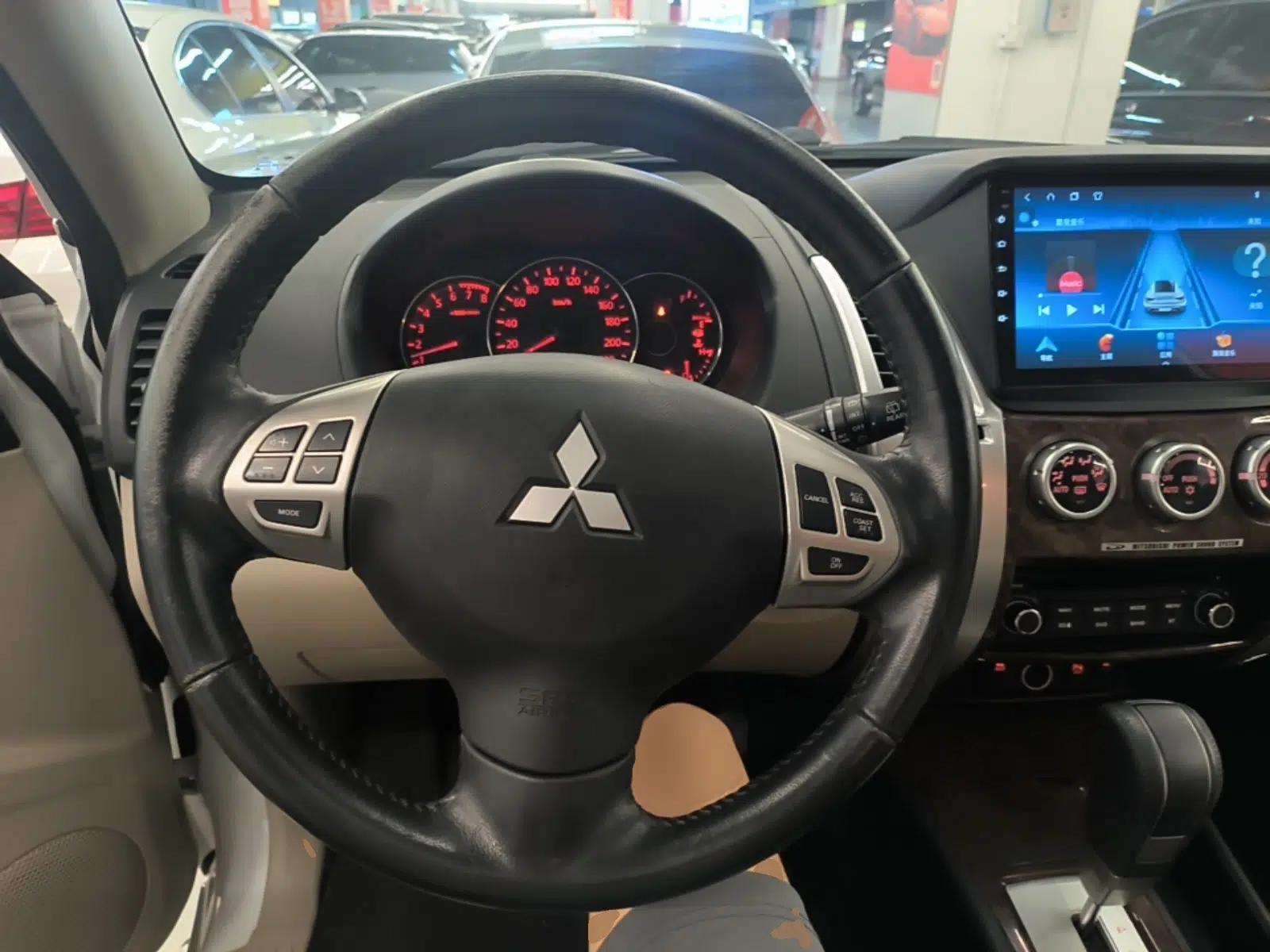 Mitsubishi Pajero Sport 2013 3.0L Automatic Two-Wheel Drive Luxury Edition — миниатюра 13