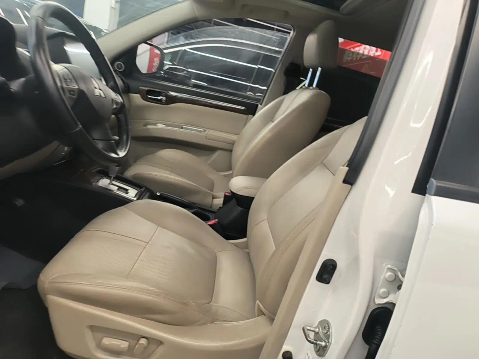 Mitsubishi Pajero Sport 2013 3.0L Automatic Two-Wheel Drive Luxury Edition — миниатюра 17