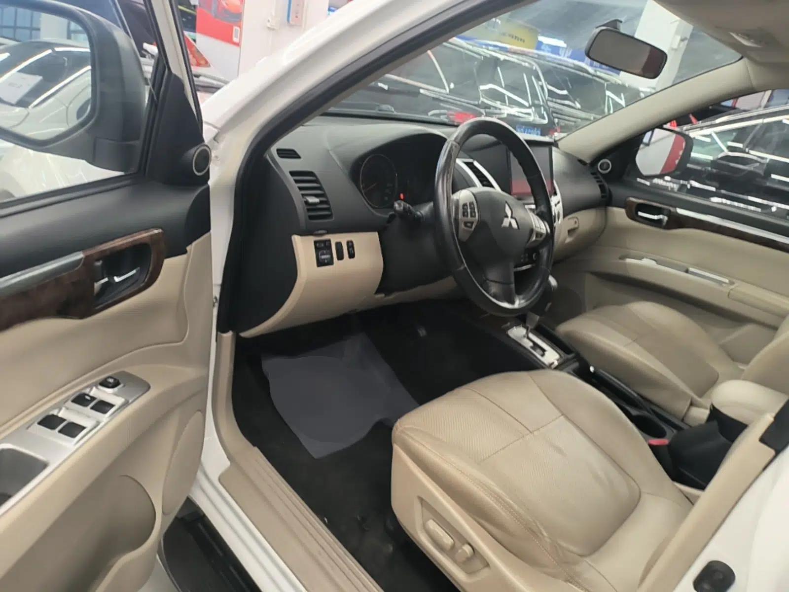 Mitsubishi Pajero Sport 2013 3.0L Automatic Two-Wheel Drive Luxury Edition — миниатюра 18