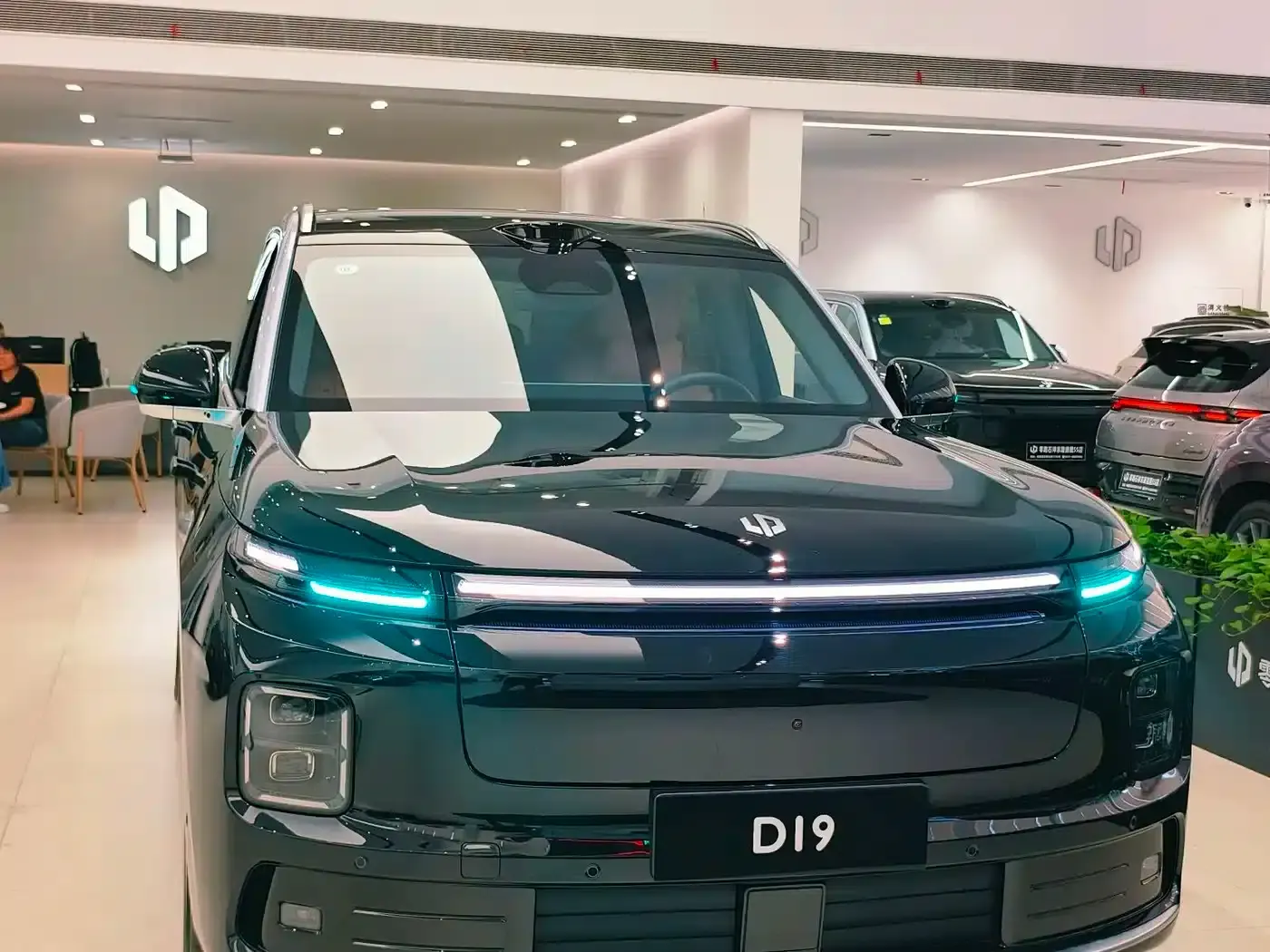 Leapmotor D19 2026 Pure Electric 720 Smart Edition (Six Seats) — миниатюра 1