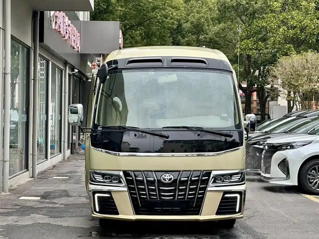 2024 Toyota Coaster 4.0L Manual — миниатюра 2