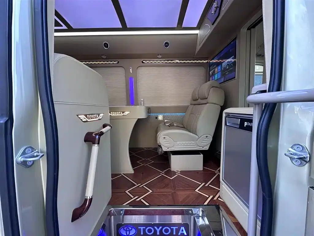 2024 Toyota Coaster 4.0L Manual — миниатюра 13