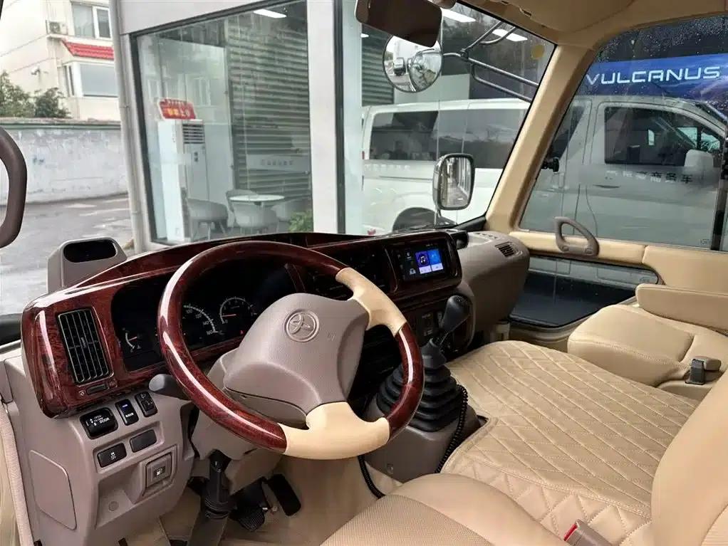 2024 Toyota Coaster 4.0L Manual — миниатюра 4