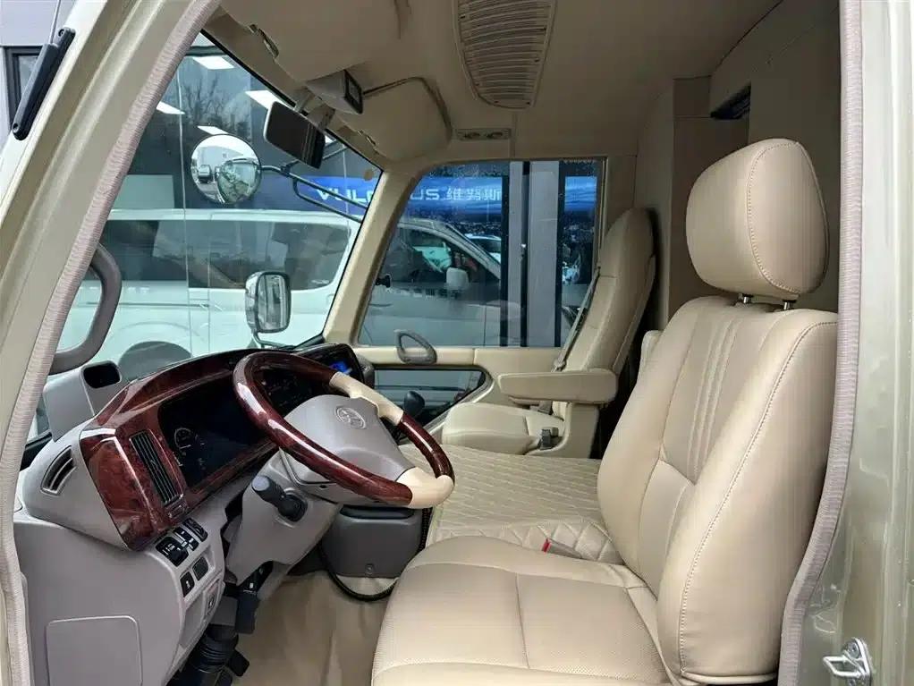 2024 Toyota Coaster 4.0L Manual — миниатюра 5