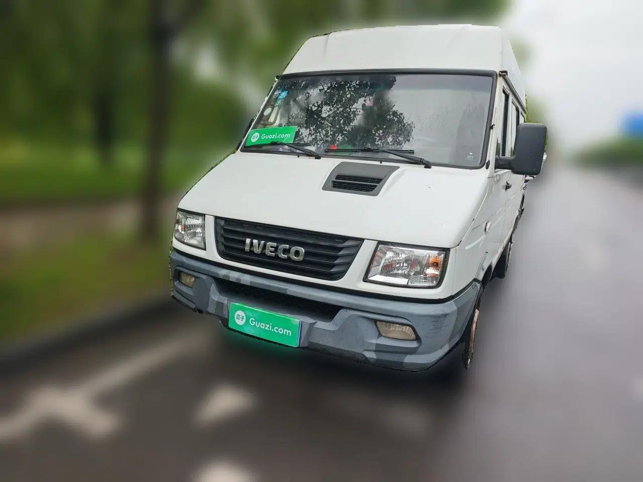 Iveco Daily 2017 2.5T A35 Low-Roof 5-7 Seater Passenger Van 47Z5 — миниатюра 1