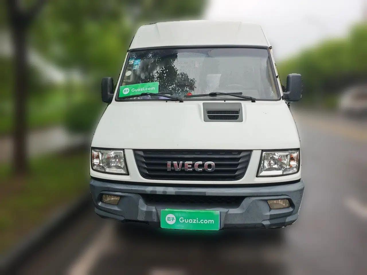 Iveco Daily 2017 2.5T A35 Low-Roof 5-7 Seater Passenger Van 47Z5 — миниатюра 2