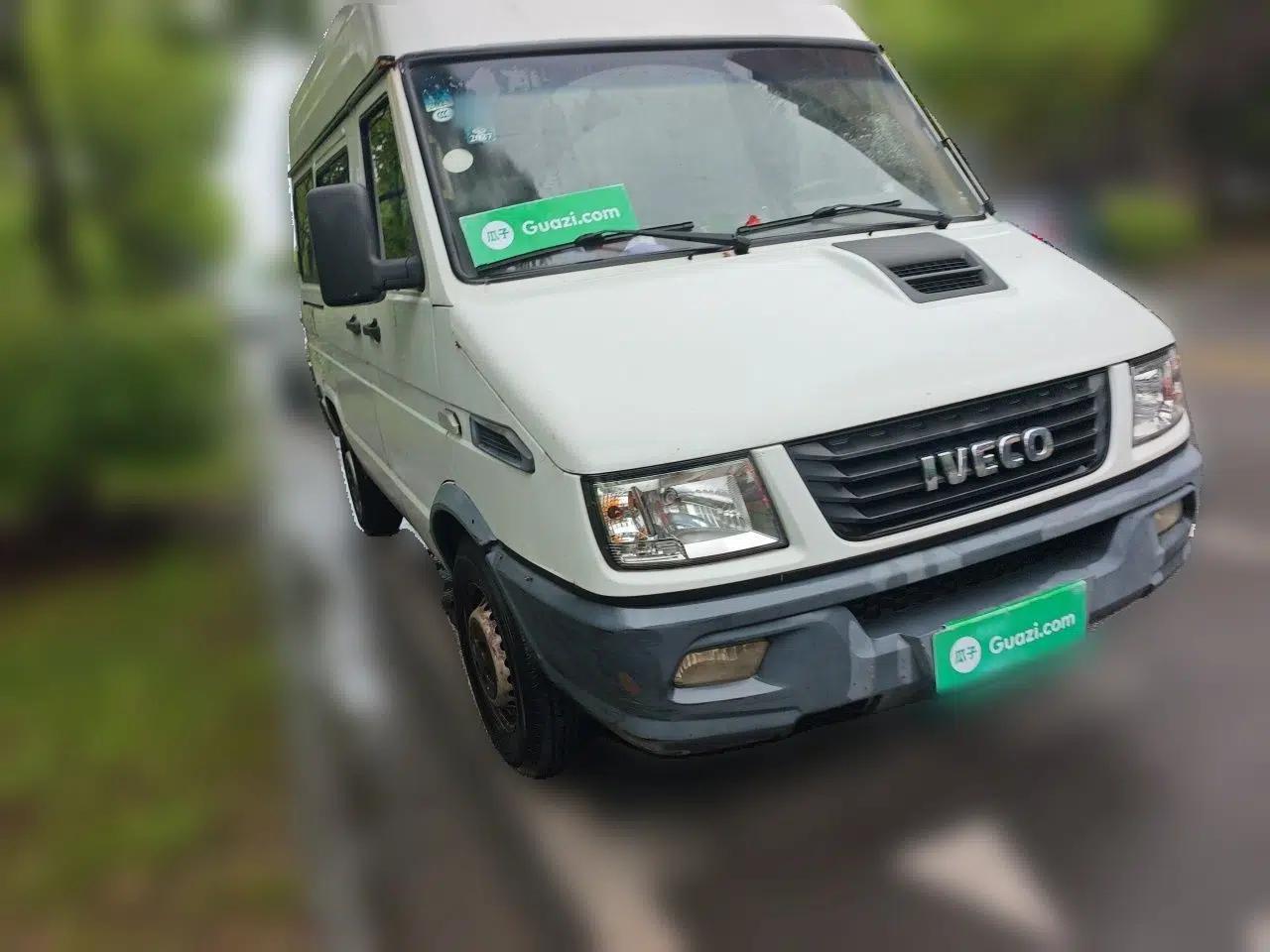 Iveco Daily 2017 2.5T A35 Low-Roof 5-7 Seater Passenger Van 47Z5 — миниатюра 3