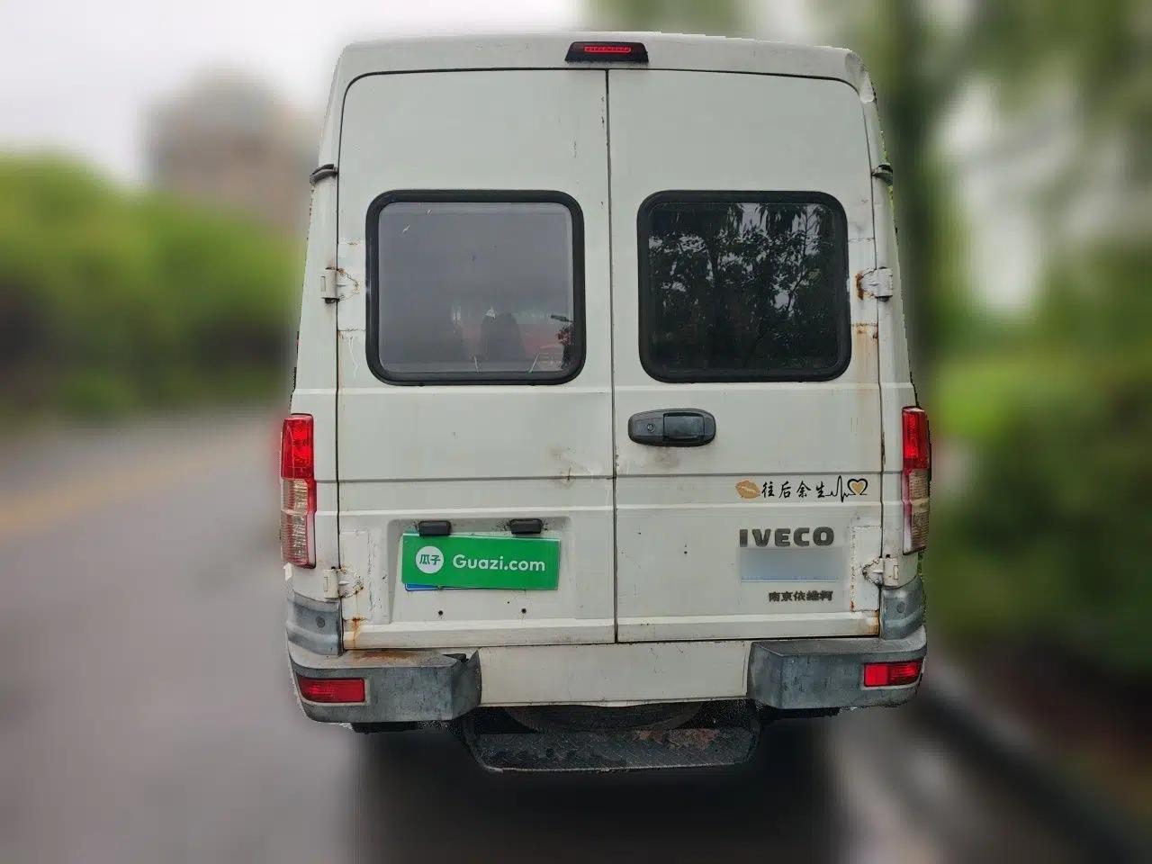 Iveco Daily 2017 2.5T A35 Low-Roof 5-7 Seater Passenger Van 47Z5 — миниатюра 5