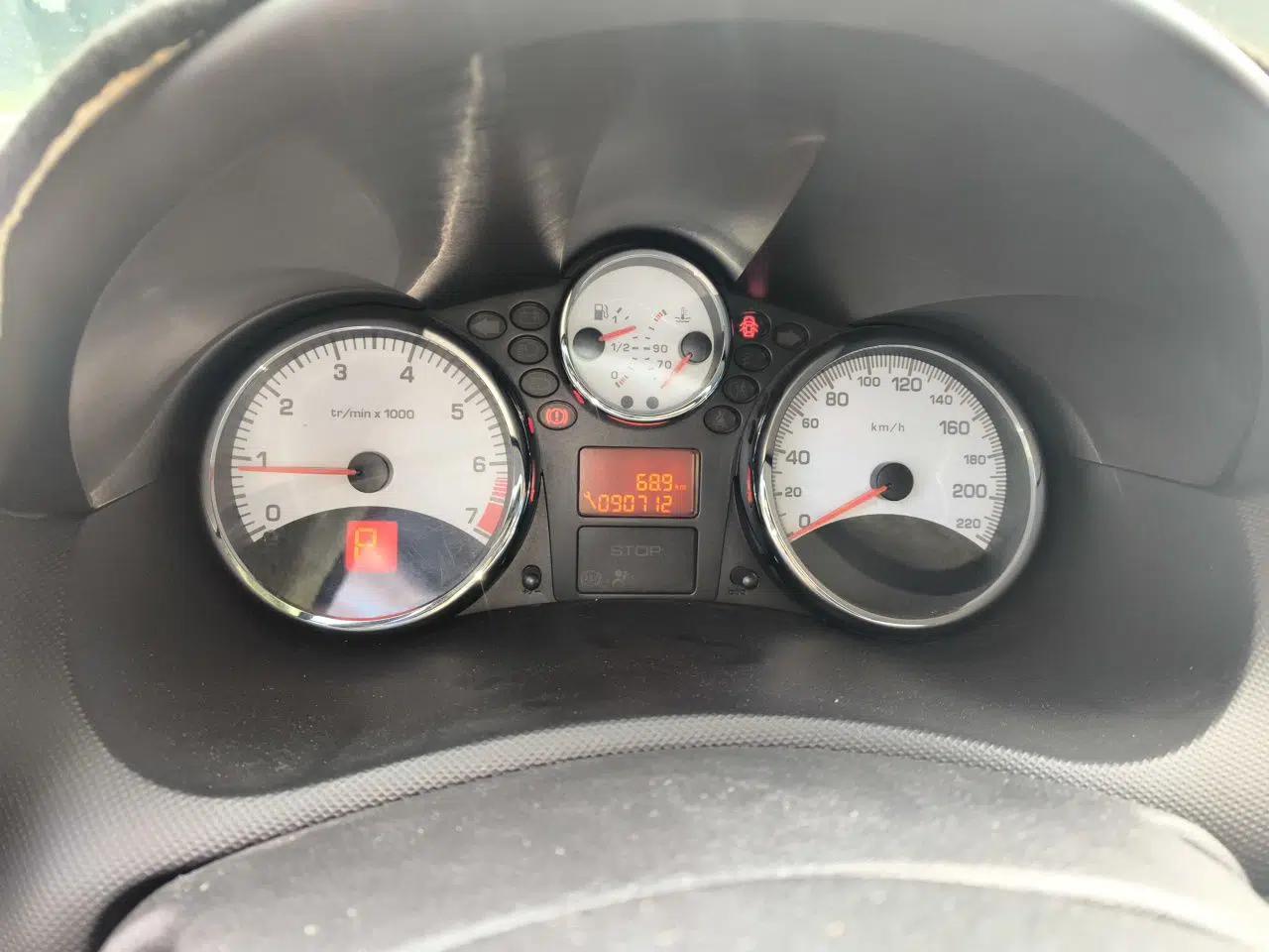 Peugeot 207 2010 Hatchback 1.6L Automatic Yule Edition — миниатюра 11