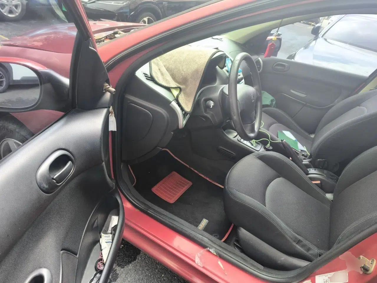 Peugeot 207 2010 Hatchback 1.6L Automatic Yule Edition — миниатюра 16