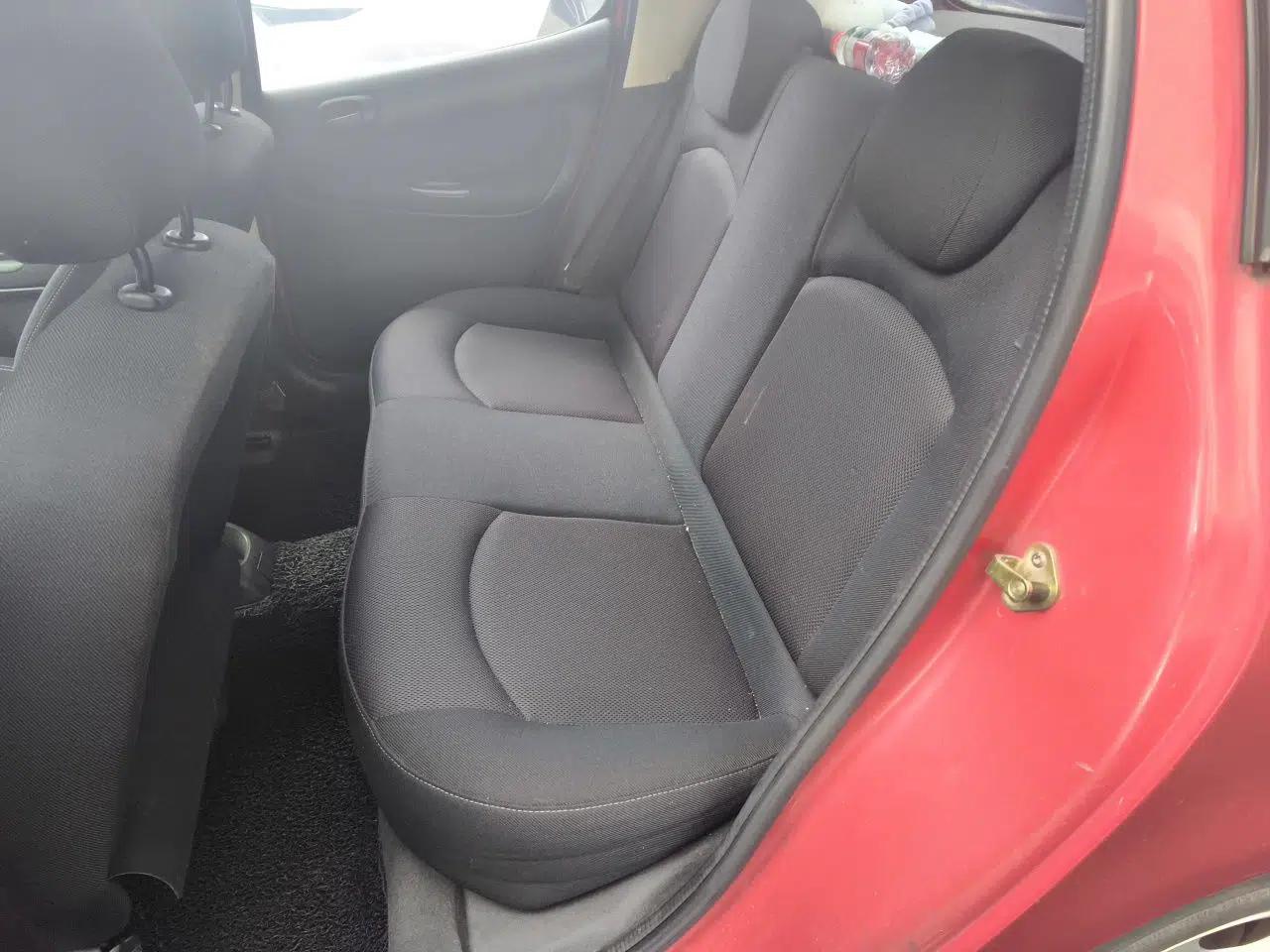 Peugeot 207 2010 Hatchback 1.6L Automatic Yule Edition — миниатюра 17