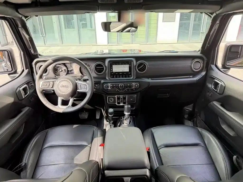 Gladiator 2023 3.6L Overland — миниатюра 13