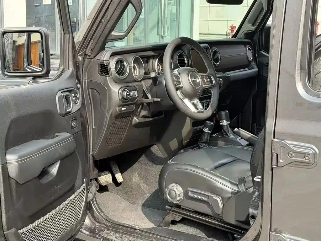 Gladiator 2023 3.6L Overland — миниатюра 14
