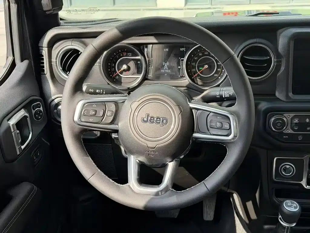 Gladiator 2023 3.6L Overland — миниатюра 3